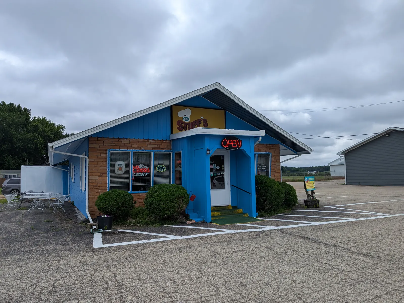 The bright blue Stuff's Restaurant building on Hwy 13 in Wisconsin Dells